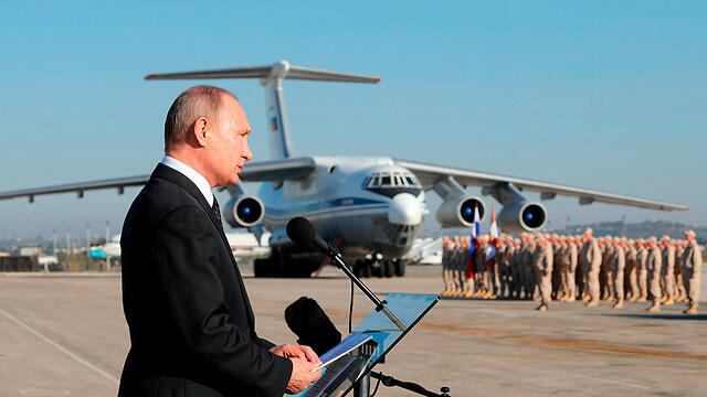 Президент РФ Владимир Путин на авиабазе Хмеймим в Сирии (архив). Фото: AP (צילום: AP) Президент РФ Владимир Путин на авиабазе Хмеймим в Сирии (архив). Фото: AP