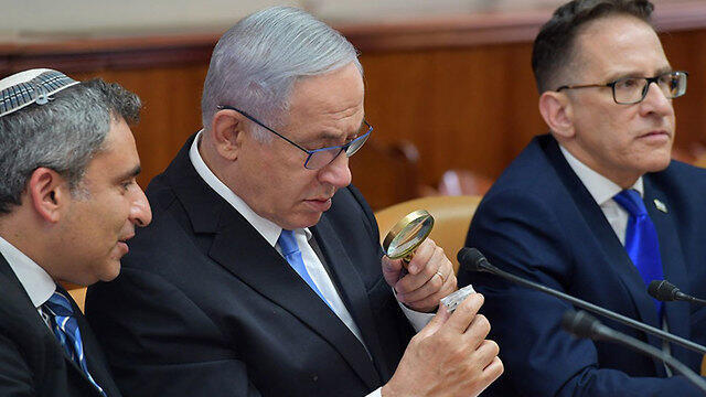 Премьер-министр рассматривает оттиск печати. Фото: Коби Гидеон / ЛААМ