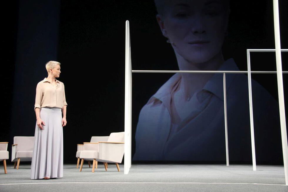 Дарья Мороз в спектакле МХТ "Мужья и жены". Фото: Екатерина Цветкова