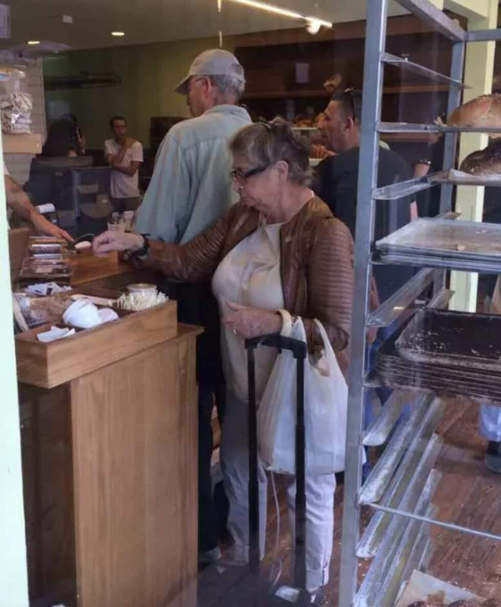 Нехама Ривлин покупает выпечку на рынке "Махане-Йегуда". Фото: Янив Розенберг