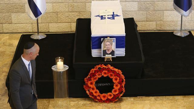 A visitor pays his respects to Nechama Rivlin at Jerusalem Theater