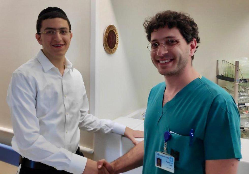 Исраэль Меир Нахумберг благодарит доктора Михаэля Самару. Фото: пресс-служба "Хадасса Эйн-Керем"