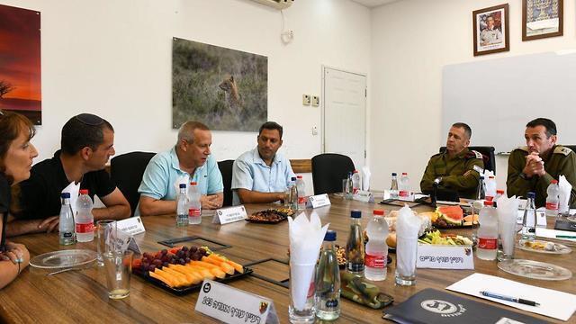 IDF generals meet with local leaders in the south (צילום: דובר צה"ל) IDF generals meet with local leaders in the south