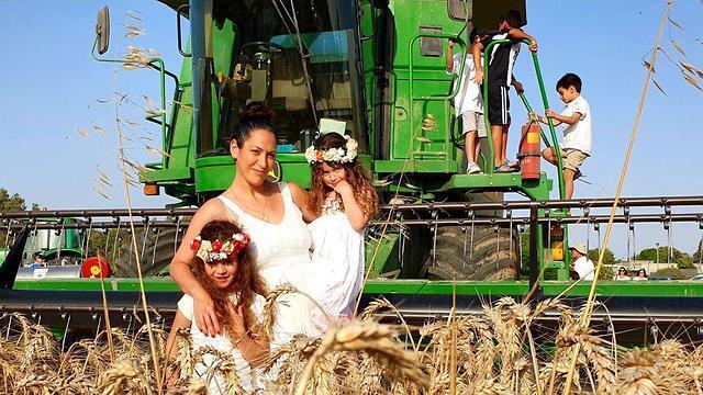 Residents in border communites near Gaza celebrate Pentecost (צילום: רועי עידן) Residents in border communites near Gaza celebrate Pentecost