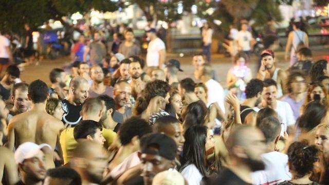 Демонстрация протеста в Тель-Авиве против отмены фестиваля DOOF. Фото: Моти Кимхи (צילום: מוטי קמחי) Демонстрация протеста в Тель-Авиве против отмены фестиваля DOOF. Фото: Моти Кимхи