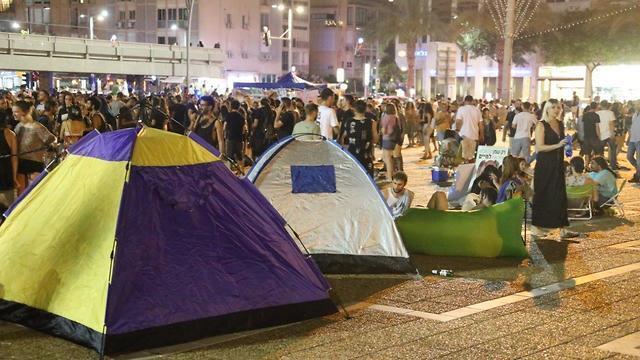 Демонстрация протеста в Тель-Авиве против отмены фестиваля DOOF. Фото: Моти Кимхи (צילום: מוטי קמחי) Демонстрация протеста в Тель-Авиве против отмены фестиваля DOOF. Фото: Моти Кимхи