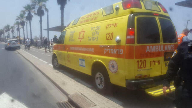 Место происшествия у моря в Тель-Авиве. Фото: МАДА (צילום: תיעוד מבצעי מד"א) Место происшествия у моря в Тель-Авиве. Фото: МАДА