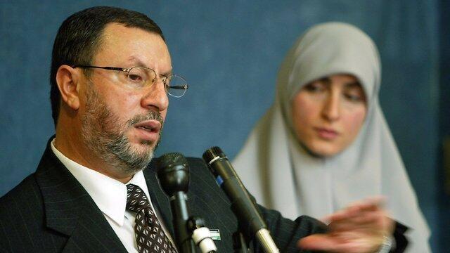 Abdelhaleem Ashqar, left, with his wife Asma, right, meets reporters in 2004