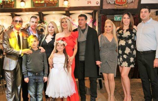 Королева красоты Заира Алиа (третья справа) в кругу своей семьи. Фото: семейный архив (Королева красоты Заира (третья справа) в кругу своей семьи. Фото из частного альбома) Королева красоты Заира Алиа (третья справа) в кругу своей семьи. Фото: семейный архив