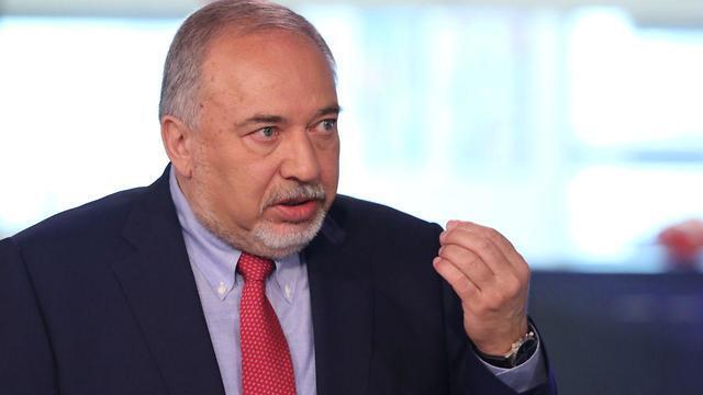 Либерман в студии Ynet. Фото: Ави Муалем