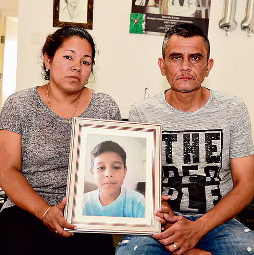 Карлос и Ванесса Бен-Симон с фотографией сына. Фото: Харэль Йосеф