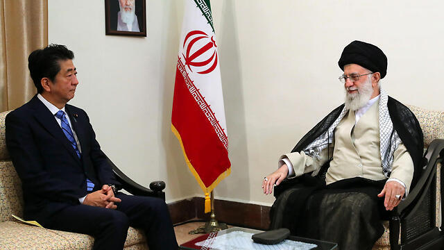 Japanese PM Shinzo Abe with Iranian Supreme Leader Ali Khamenei in Tehran on June 13, 2019 (צילום: EPA ) Japanese PM Shinzo Abe with Iranian Supreme Leader Ali Khamenei in Tehran on June 13, 2019