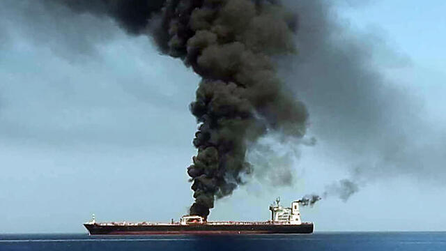 Iranian TV shows one of the tankers on fire (צילום: AFP) Iranian TV shows one of the tankers on fire