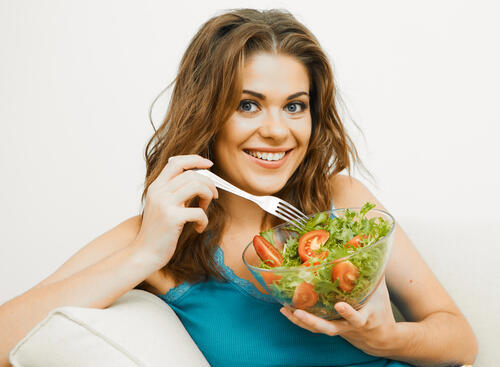 Девушка с салатом. Фото: shutterstock (Фото: shutterstock) Девушка с салатом. Фото: shutterstock