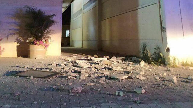 Попадание ракеты в здание. Фото: мэрия Сдерота 