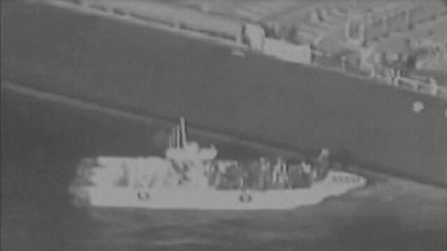 Иранское судно возле танкера в районе диверсии. Фото: армия США (צילום: פיקוד המרכז של צבא ארה"ב) Иранское судно возле танкера в районе диверсии. Фото: армия США
