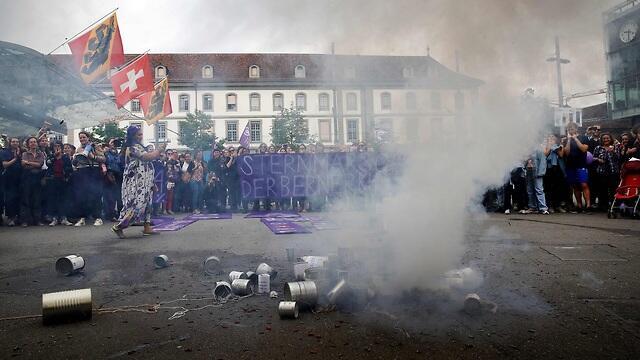 Какая демонстрация без дыма? Фото: AFP