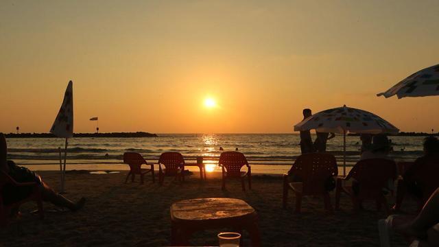 Вечер в Тель-Авиве. Фото: Моти Кимхи (צילום: מוטי קמחי) Вечер в Тель-Авиве. Фото: Моти Кимхи