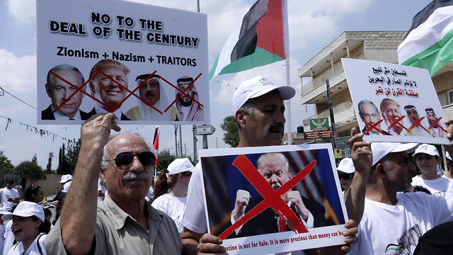 Palestinians hold a poster against the US President Donald Trump, the Bahraini king Hamad Bin Isa Al Khalifa and Prime Minister Benjamin Netanyahu in Bethlehem, West Bank (Photo: EPA) Palestinians hold a poster against the US President Donald Trump, the Bahraini king Hamad Bin Isa Al Khalifa and Prime Minister Benjamin Netanyahu in Bethlehem, West Bank
