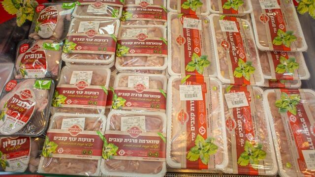 Расфасованное мясо в сети "Рами Леви". Фото: Юваль Хен