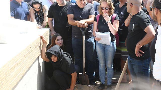 Учительница Тимофея говорит прощальное слово. Фото: Моти Кимхи (צילום: מוטי קמחי) Учительница Тимофея говорит прощальное слово. Фото: Моти Кимхи