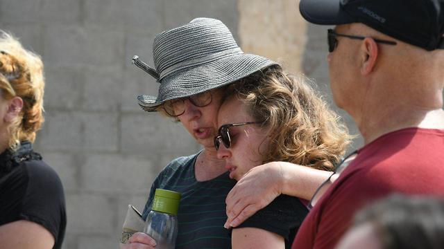 В темных очках - учительница Тимофея, Инбаль. Фото: Яир Саги (צילום: יאיר שגיא) В темных очках - учительница Тимофея, Инбаль. Фото: Яир Саги