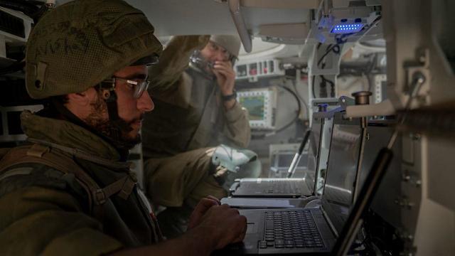 Испытания электронного бинокля "Ха-Мааян". Фото: пресс-служба ЦАХАЛа (צילום: דובר צה"ל) Испытания электронного бинокля "Ха-Мааян". Фото: пресс-служба ЦАХАЛа