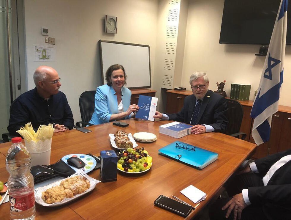 Госконтролер представляет отчет мэру Хайфыnullnull Госконтролер представляет отчет мэру Хайфы