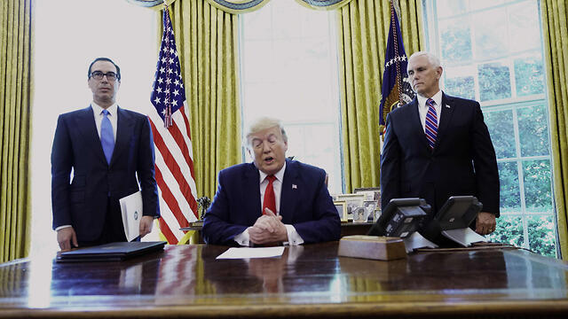 Donald Trump signs an order for new sanctions on Iran (צילום: AFP) Donald Trump signs an order for new sanctions on Iran