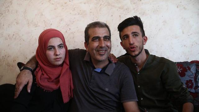 Махмуд Катусе с детьми. Фото: Охад Цвайгенберг