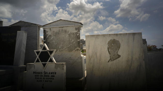 Tombs decorated with the Star of David in the Havana Jewish Cemetery (Photo: AP) Tombs decorated with the Star of David in the Havana Jewish Cemetery