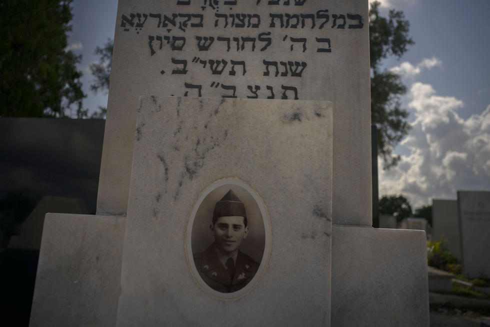 The portrait of a young Cuban soldier who died fighting in The Korean War decorates his tomb (Photo: AP) The portrait of a young Cuban soldier who died fighting in The Korean War decorates his tomb