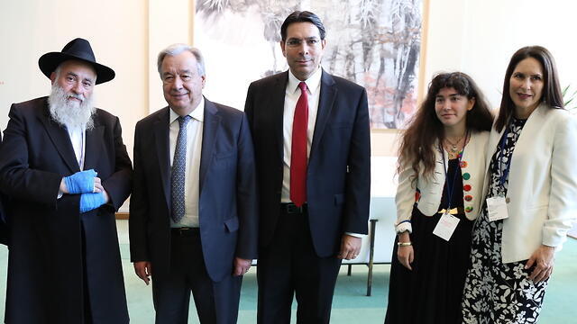 Раввин Гольдштейн с генсеком ООН, постпредом Израиля в ООН, а также с дочерью и сестрой Лори Кейnullnull Раввин Гольдштейн с генсеком ООН, постпредом Израиля в ООН, а также с дочерью и сестрой Лори Кей