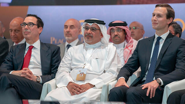 L-R: U.S. Treasury Secretary Steve Mnuchin, Bahrain's Crown Prince Salman bin Hamad bin Isa Al Khalifa and White House advisor Jared Kushner at the workshop in Manama (צילום: AP) L-R: U.S. Treasury Secretary Steve Mnuchin, Bahrain's Crown Prince Salman bin Hamad bin Isa Al Khalifa and White House advisor Jared Kushner at the workshop in Manama