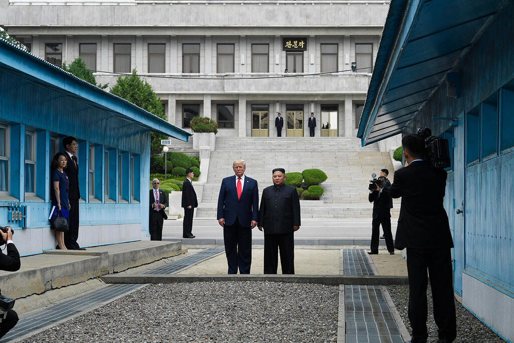 US President Donald Trump and North Korean leader Kim Jong Un in the Korean demilitirized zone (Photo: AP) דונלד טראמפ קים ג'ונג און באזור המפורז קוריאה