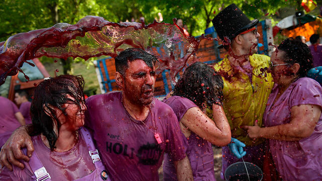 Винная битва в Испании. Фото: AP