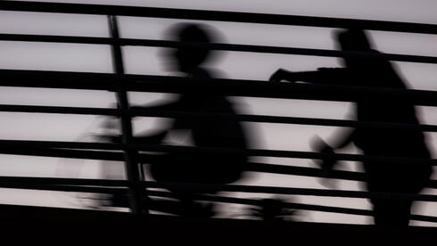 אילוסטרציה גניבה גנב רוכב אופניים ילד ילדים