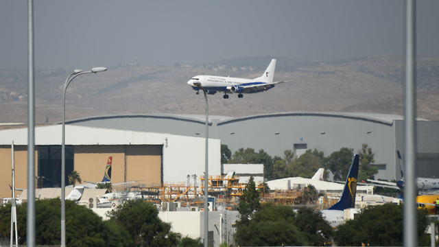 Посадка неисправного самолета. Фото Яир Саги