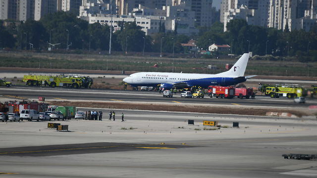 Посадка неисправного самолета. Фото Яир Саги