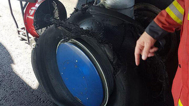 Поврежденная покрышка шасси