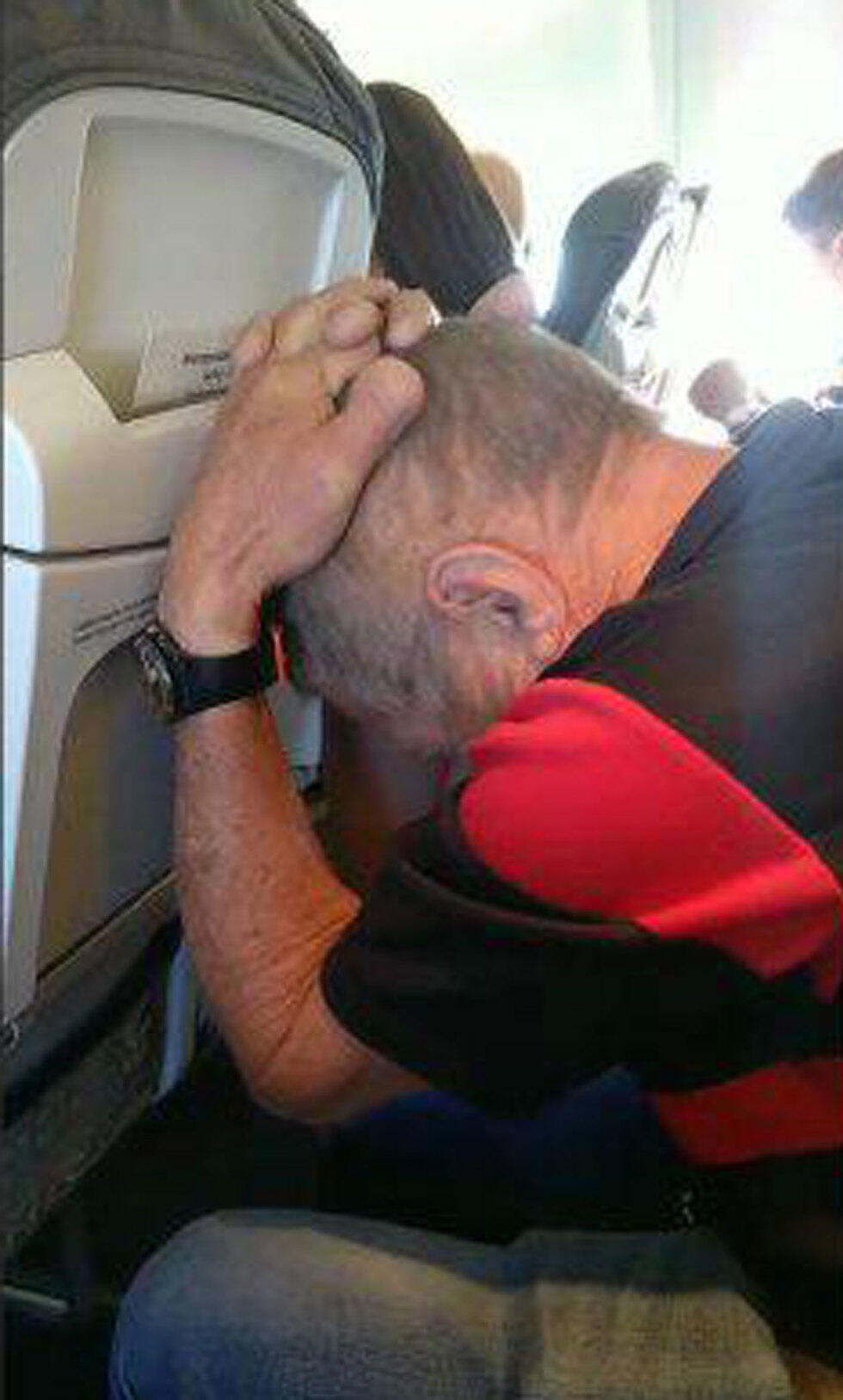 Один из пассажиров перед посадкой