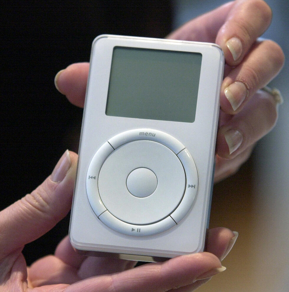 The first iPod (Photo: AP) אפל מציגה את האייפוד הראשון ב-2001