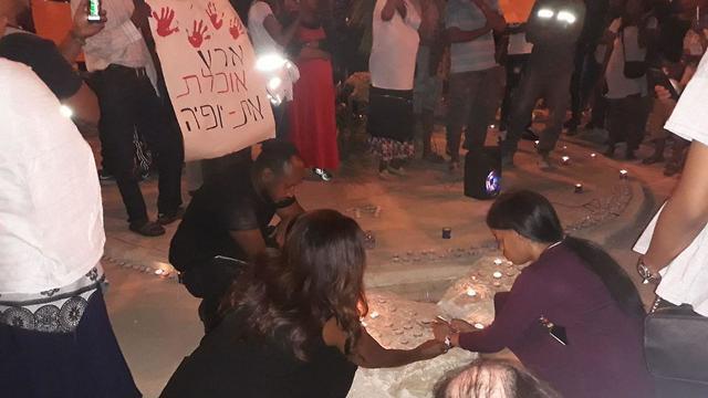 Lighting memorial candles for Solomon Tekah at a protest in Be'er Sheva over his death (צילום: איילה בילוך) Lighting memorial candles for Solomon Tekah at a protest in Be'er Sheva over his death