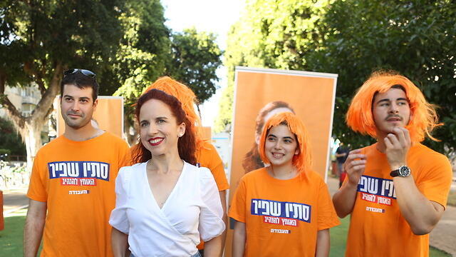 Stav Shaffir campaigning in Tel Aviv (צילום: תומי הרפז) Stav Shaffir campaigning in Tel Aviv