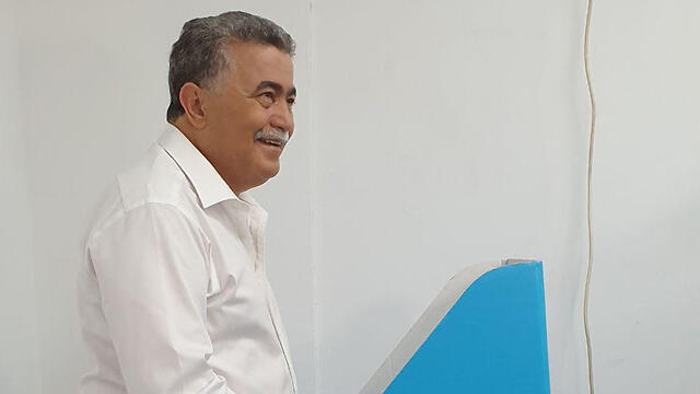 Amir Peretz voting in Tuesday's Labor leadership race in his hometown of Sderot (צילום: אילנה קוריאל) Amir Peretz voting in Tuesday's Labor leadership race in his hometown of Sderot