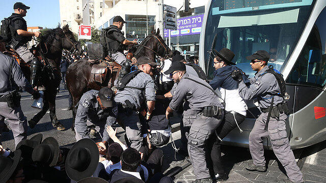 Ultra-Orthodox men clash with police in Jerusalem during a protest against the Haredi draft (צילום: אוהד צויגנברג) Ultra-Orthodox men clash with police in Jerusalem during a protest against the Haredi draft