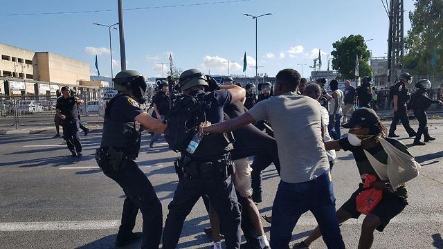 Protesters and police forces in Kiryat Ata