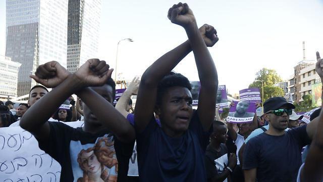 Protesters at the Ayalon Highway in Tel Aviv