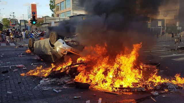 Protesters set fire to abandoned car in Kiryat Ata
