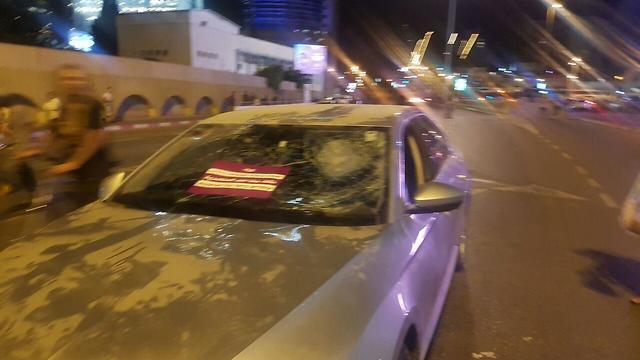 Cars attacked at the Azrieli Center in Tel Aviv (Photo: Amir Alon) (צילום: אמיר אלון) Cars attacked at the Azrieli Center in Tel Aviv (Photo: Amir Alon)
